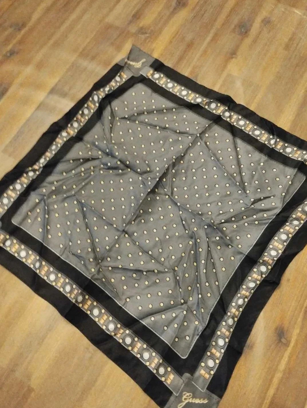 Foulard gris/noir, Soie, Guess
48*46cm